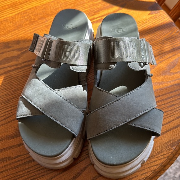 Ugg sandals gently worn women’s size 6.5 - Picture 2 of 8